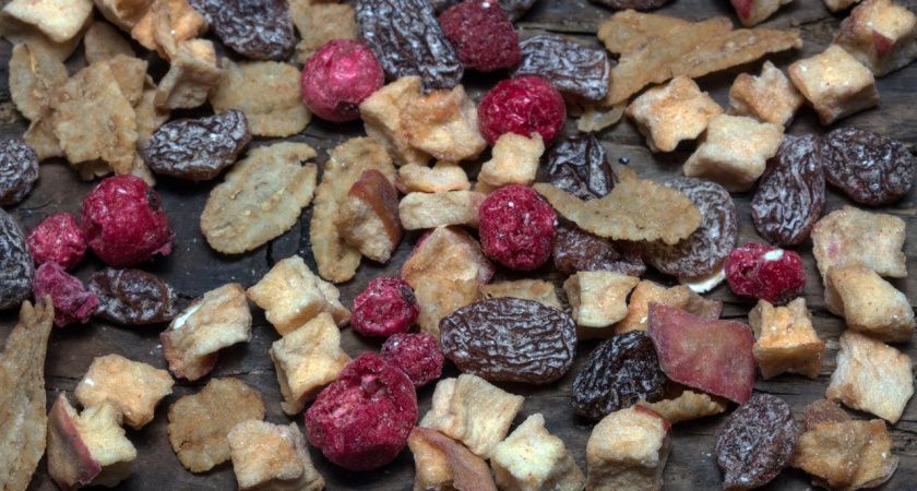 1 столовая ложка — грязь и масляный налет из изюма уйдут мигом: ушлые хозяйки моют сухофрукты только так