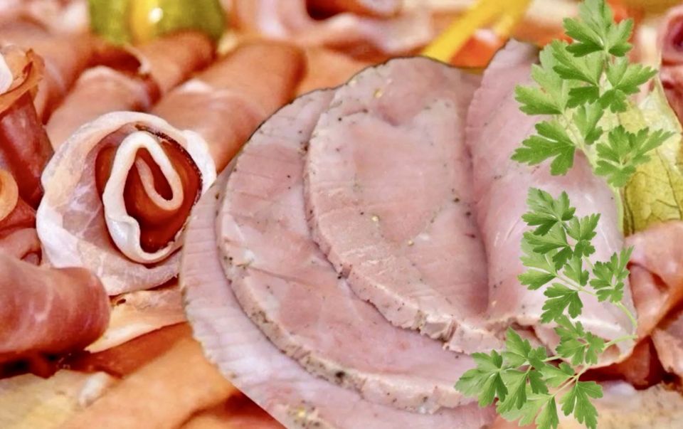 Вкусная домашняя ветчина на Пасху-2025: мясо нежное и сочное — без консервантов и красителей