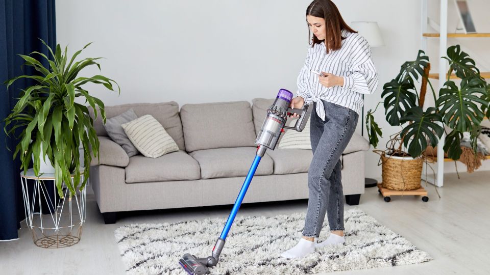 Профессионалы знают этот секрет и умело им пользуются: как убрать вмятины на ковре пылесосом