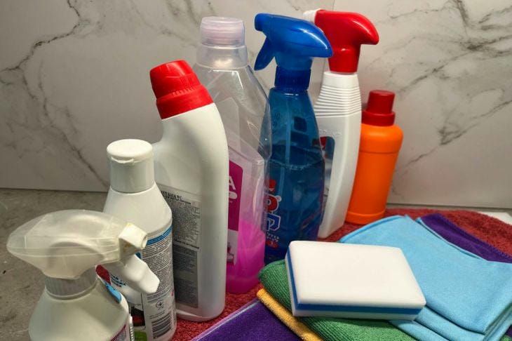 Как быстро помыть окна дома: проверенные методы без разводов на стекле