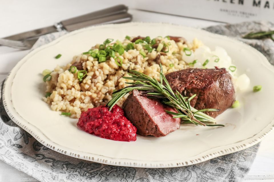 Изысканное сочетание: ростбиф с грибным булгуром и свекольным хреном