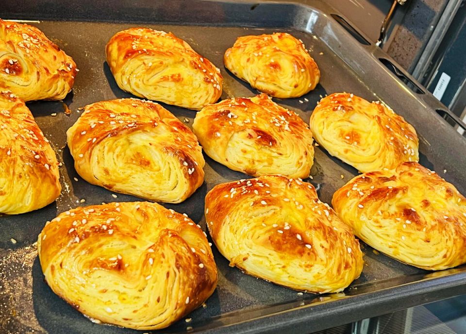 Невероятный хачапури из слоёного теста: легкий и быстрый рецепт