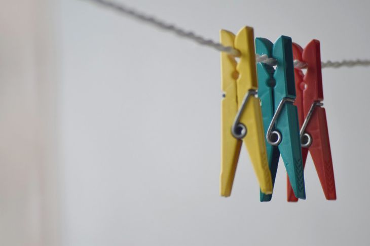 Зачем нужно добавлять уксус при стирке белья: 9 плюсов от его использования