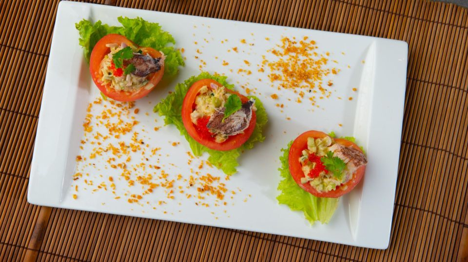 Хватит мазать помидоры майонезом: лучше приготовьте эту простую ресторанную закуску