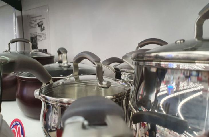 Как отмыть стеклянную посуду от засохшего жира: понадобится всего одно средство