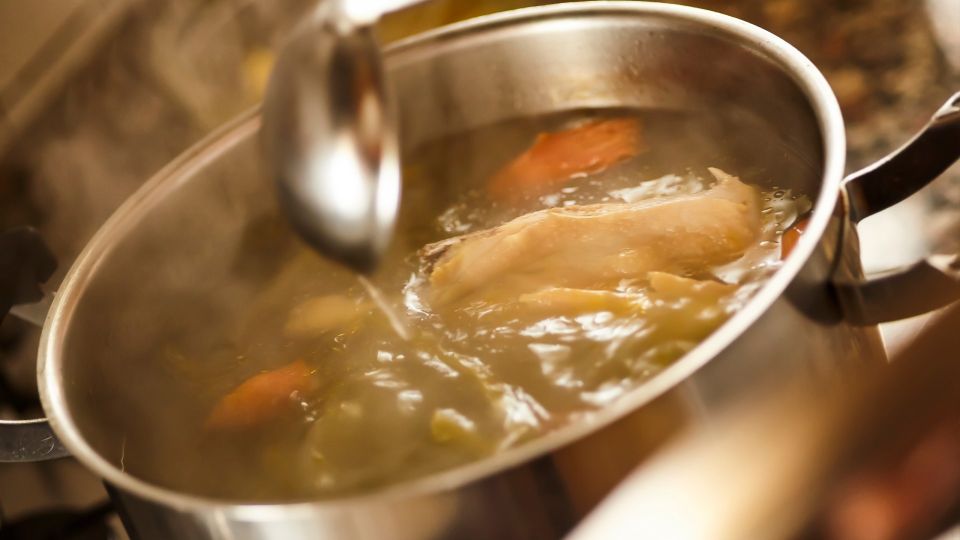 Мясной бульон всегда будет чистым, как слеза: вот как убрать всю пенку за раз