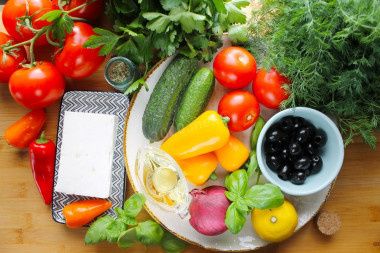 Греческий салат с фетакой: быстрое угощение для любого повода