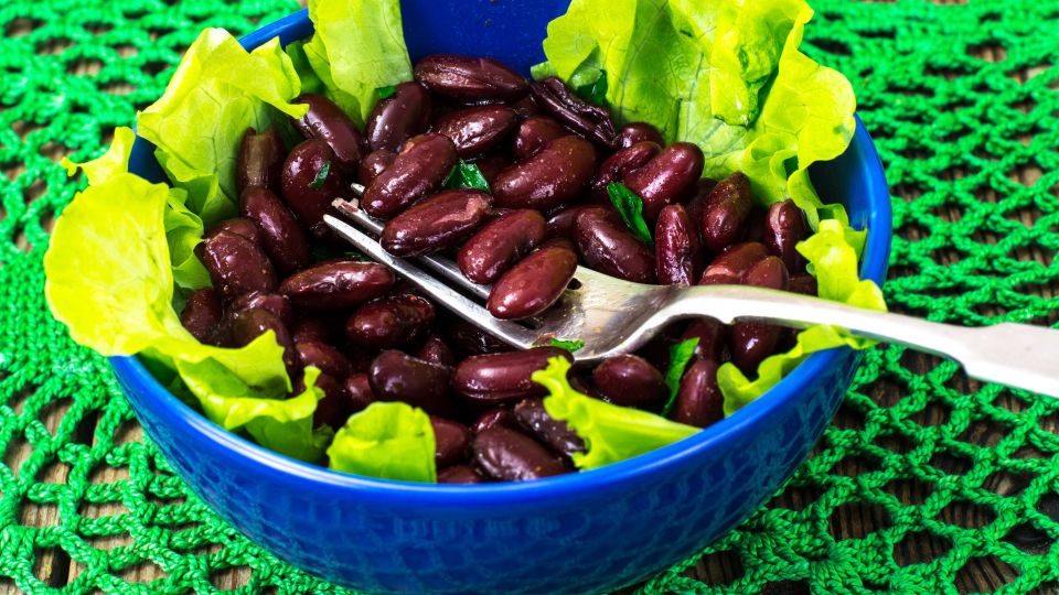 Готовится за 3 минуты и насыщает с двух ложек: этот яркий салат оценят даже привереды