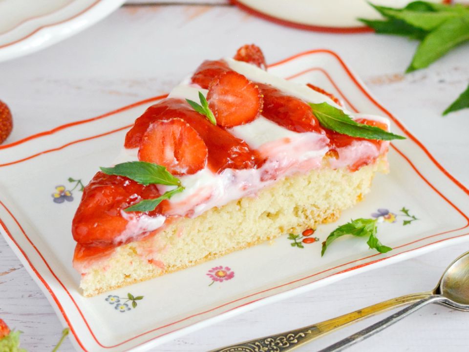 Летний пирог с рикоттой и клубникой: легкий и вкусный десерт для жарких дней