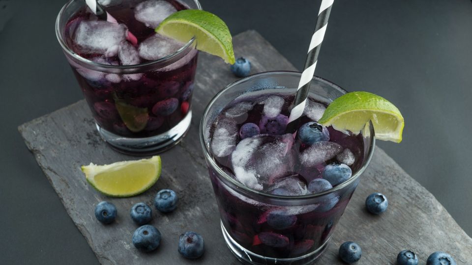 Гости будут в восторге от новогодних напитков: вот как красиво заморозить для них лед