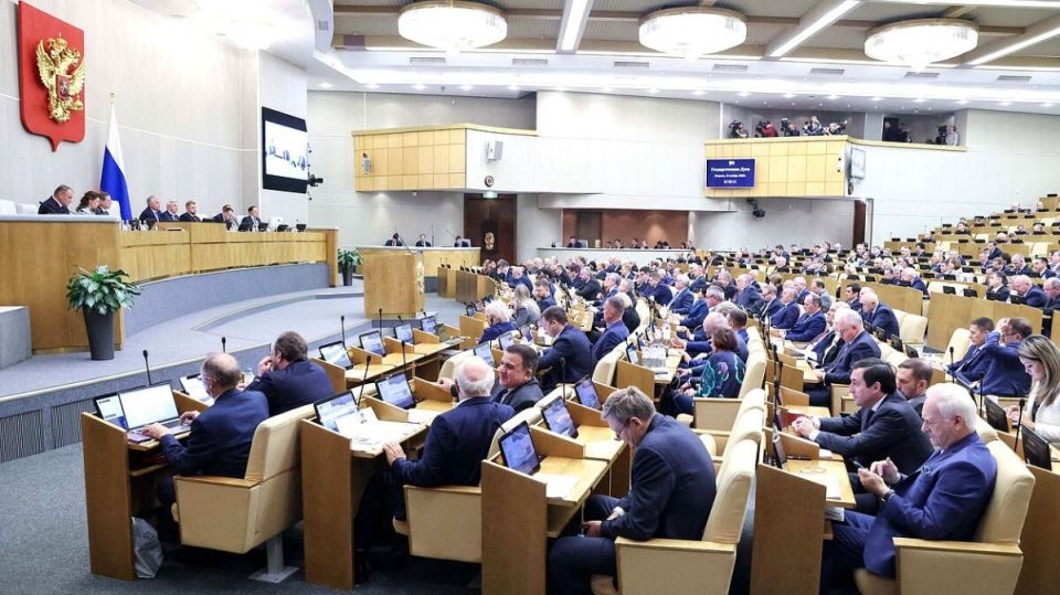 Госдума отклоняет законопроект о повышении штрафов для чиновников за оскорбление граждан