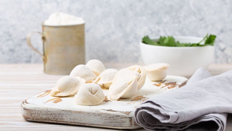 Пельменное тесто будет эластичным и нежным: по этому рецепту не порвется и не затвердеет