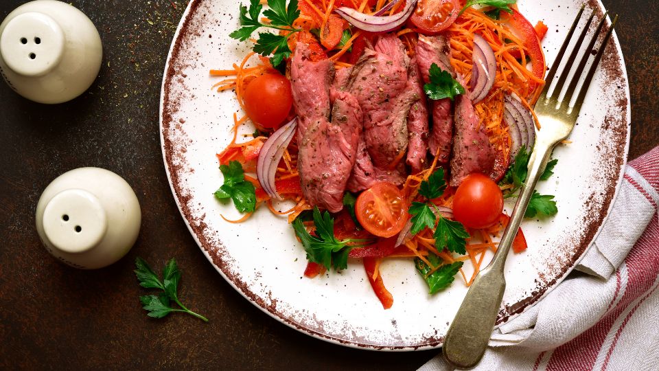 Салат с телятиной и овощами: новогодняя находка 2025