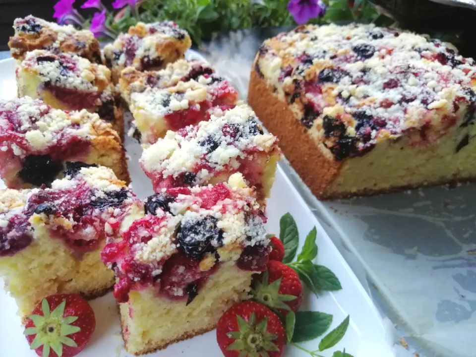 Бисквитный пирог с ягодами: идеальное лакомство для уютного вечера