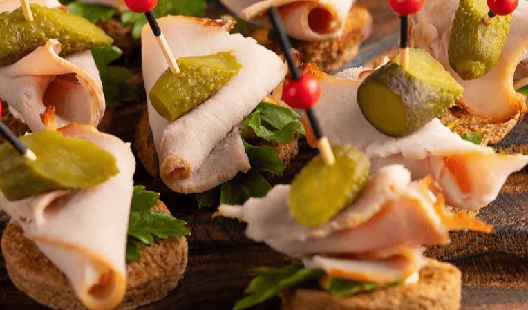 Яркие мясные канапе на новогодний стол