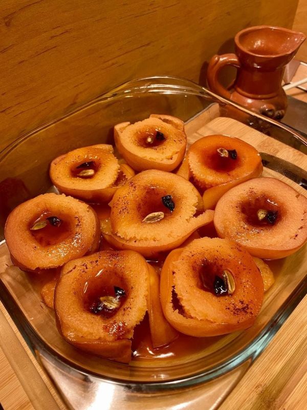 Волшебство осени: как приготовить айву с медом и пряностями в духовке