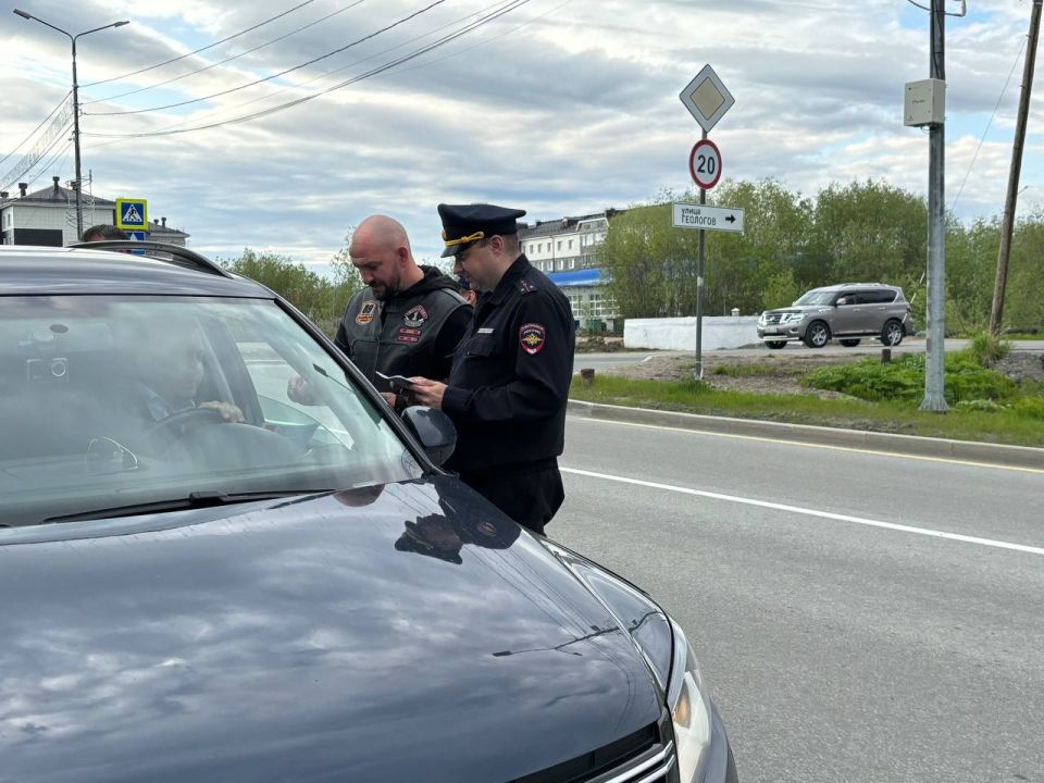 В Лабытнанги автоинспекторы совместно с мотоциклистами провели акцию «Смотри в зеркала»