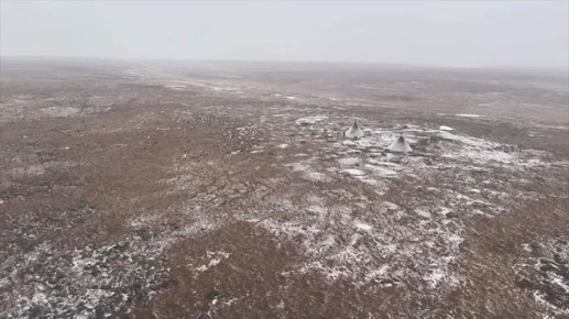 Семью оленеводов, рядом со стойбищем которых был замечен белый медведь, навестили сотрудники департамента природных ресурсов