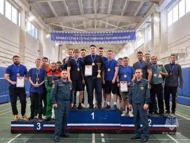 В манеже Надымского пожарно-спасательного гарнизона прошли соревнования по гиревому спорту среди сотрудников и работников Надымского пожарно-спасательного гарнизона