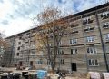 В общежитии поселка Донское завершается установка новых окон и дверей