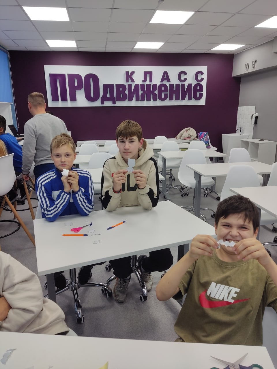 Надымские автоинспекторы провели практическое занятие по ПДД в школе №3 Надымские автоинспекторы провели практическое занятие по ПДД в школе №3