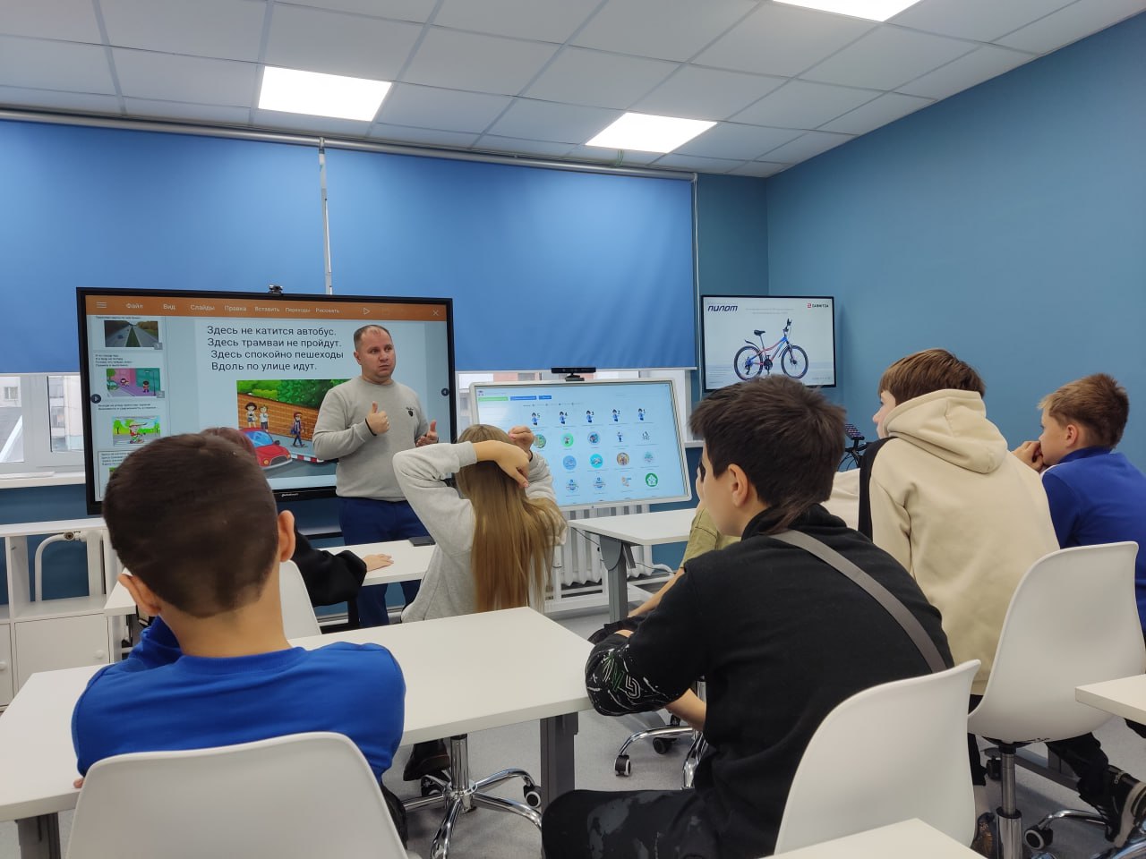 Надымские автоинспекторы провели практическое занятие по ПДД в школе №3 Надымские автоинспекторы провели практическое занятие по ПДД в школе №3