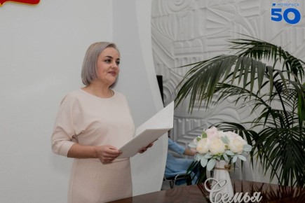 Даже 30 лет спустя они волнуются на торжественной церемонии, у супругов Мишиных Галины и Романа жемчужная свадьба