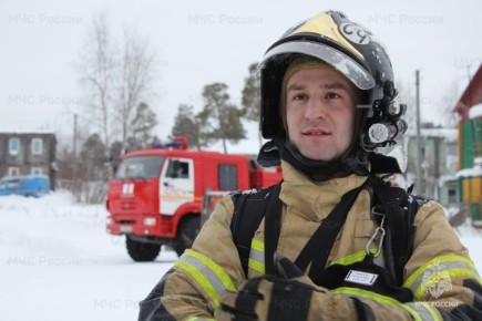 В 2025 году звание лучшего пожарного Ямала получил 28-летний мастер-пожарный специализированной пожарно-спасательной части Сергей Смый