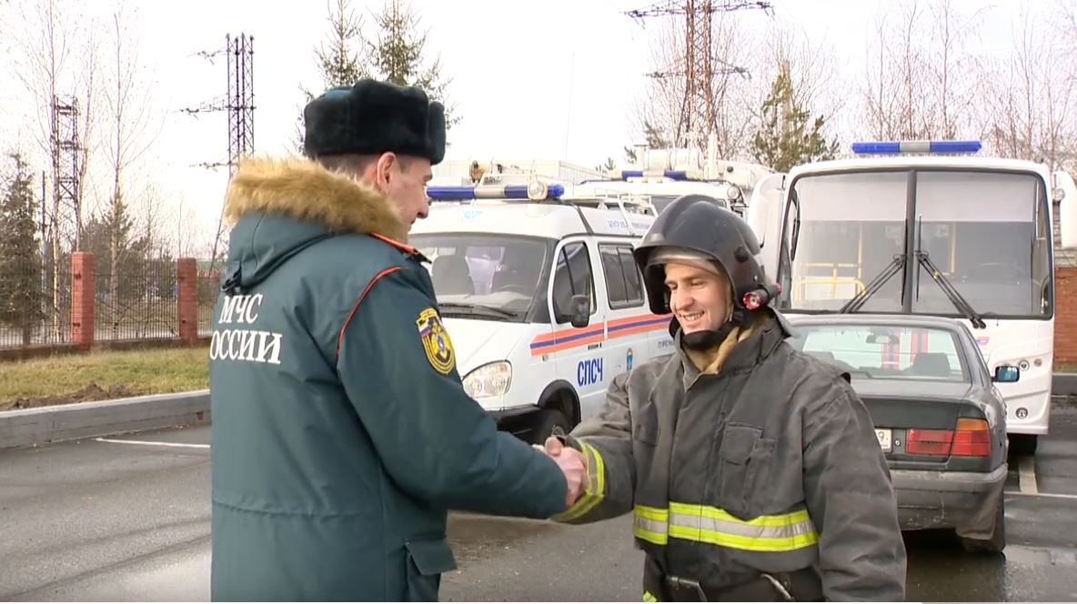 Огнеборцу из Ноябрьска присвоено звание лучшего пожарного Ямала в 2025 году