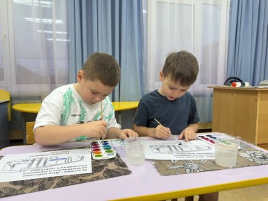Юные салехардцы поздравили водителей с Днем автомобилиста в рамках акции Госавтоинспекции и «Молодой гвардии»
