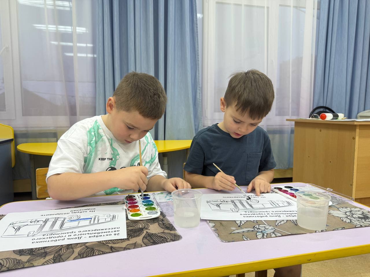 Юные салехардцы поздравили водителей с Днем автомобилиста в рамках акции Госавтоинспекции и «Молодой гвардии»