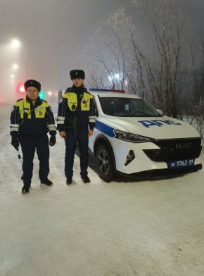 Полицейские Ямала оказали помощь гражданину на загородной автодороге