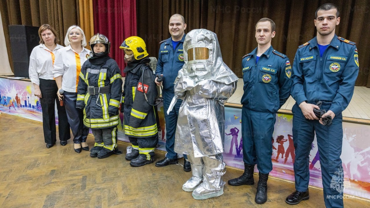 В 2025 году звание лучшего пожарного Ямала получил 28-летний мастер-пожарный специализированной пожарно-спасательной части Сергей Смый В 2025 году звание лучшего пожарного Ямала получил 28-летний мастер-пожарный специализированной пожарно-спасательной части Сергей Смый