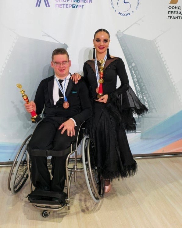 Три медали везут на Ямал новоуренгойские спортсмены с чемпионата России по танцам на колясках Три медали везут на Ямал новоуренгойские спортсмены с чемпионата России по танцам на колясках