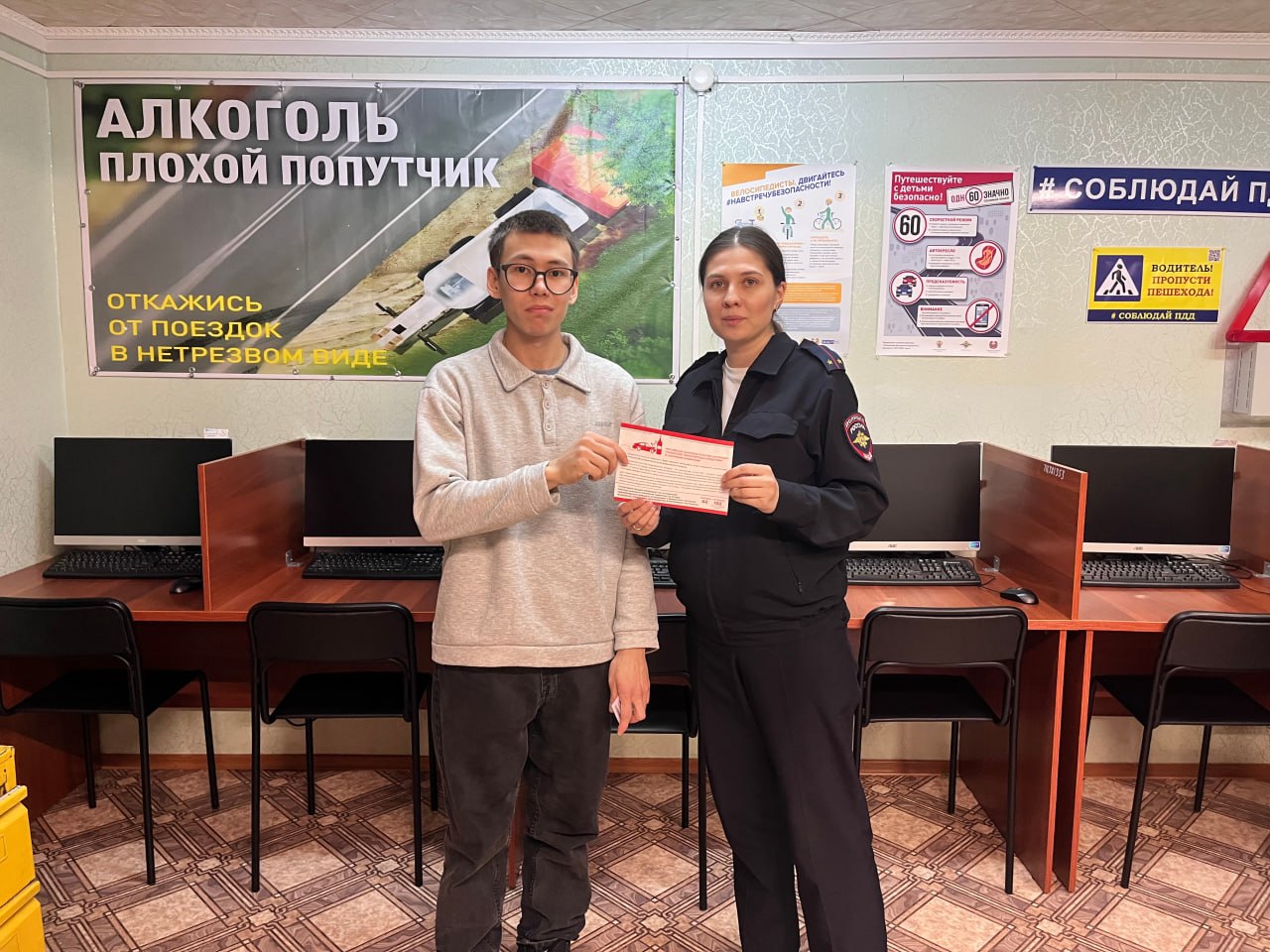В Тазовском автоинспекторы провели профилактическую беседу с начинающими водителями