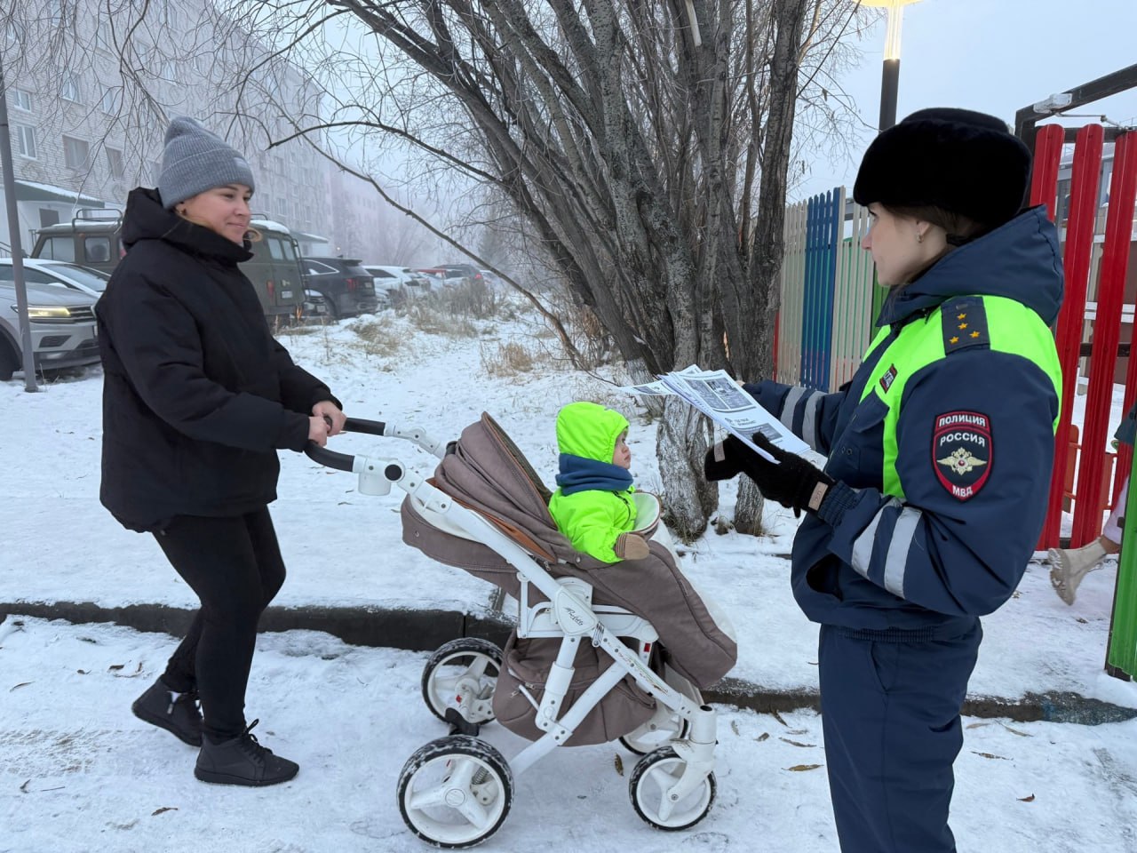 В Салехарде автоинспекторы и «Родительский патруль» провели инструктажи по дорожной безопасности у детского сада В Салехарде автоинспекторы и «Родительский патруль» провели инструктажи по дорожной безопасности у детского сада