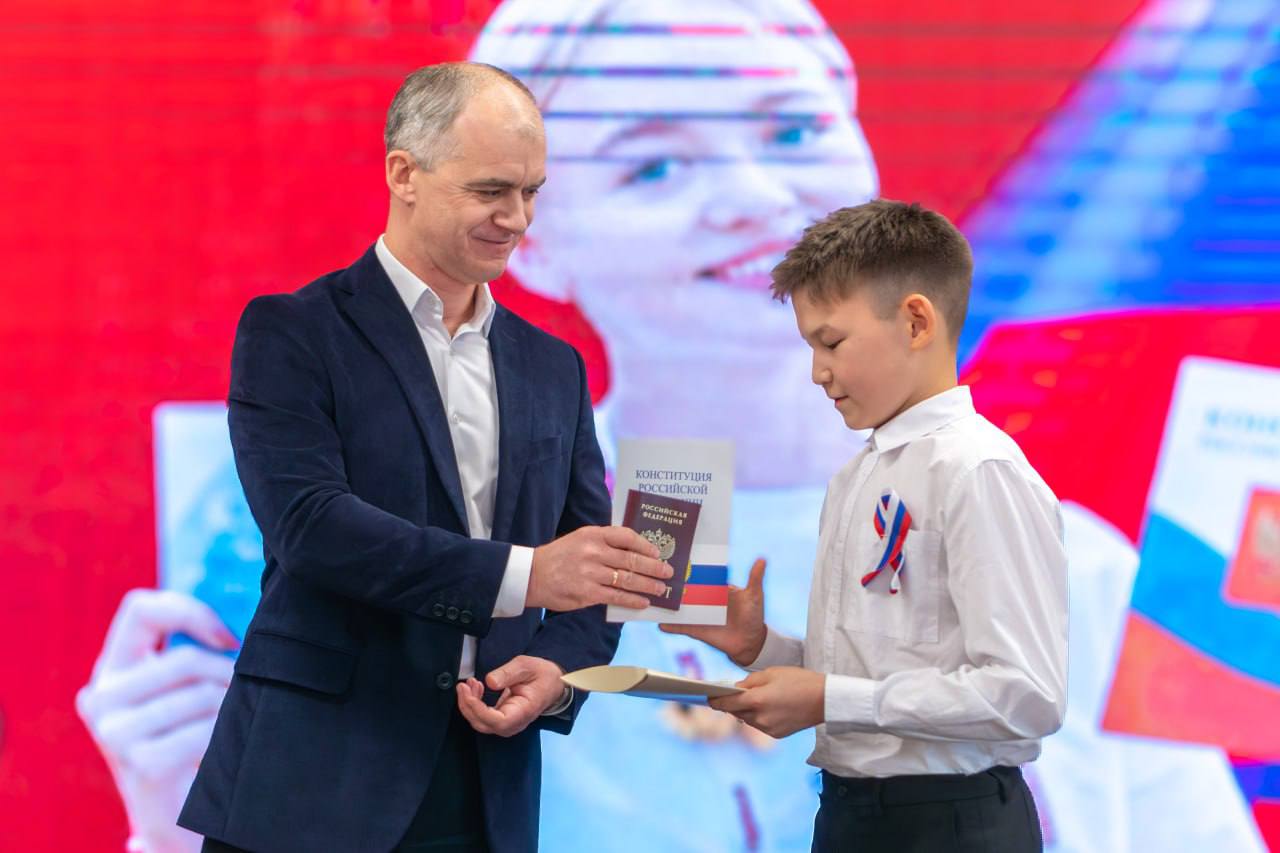 Алексей Титовский: Сегодня первый паспорт получил 21 юный житель нашего города Алексей Титовский: Сегодня первый паспорт получил 21 юный житель нашего города