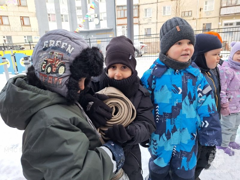 В Надыме профилактическое мероприятие превратилось в увлекательное путешествие для воспитанников детского сада «Росинка» В Надыме профилактическое мероприятие превратилось в увлекательное путешествие для воспитанников детского сада «Росинка»