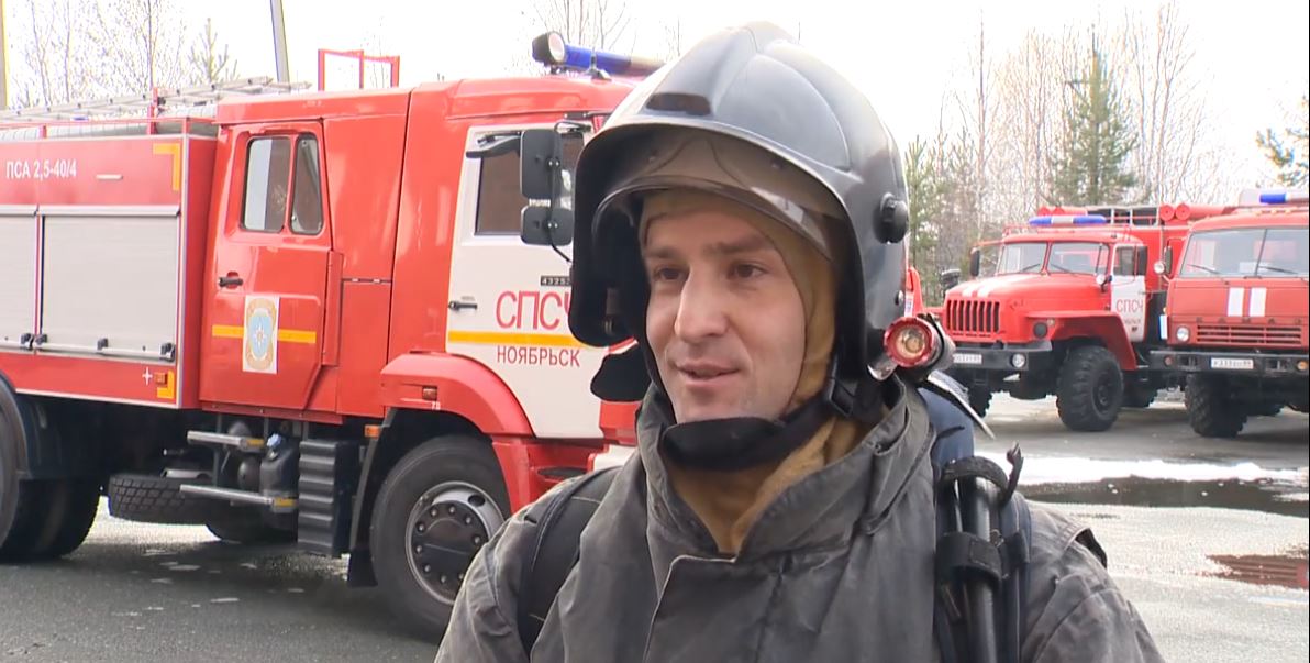 Огнеборцу из Ноябрьска присвоено звание лучшего пожарного Ямала в 2025 году Огнеборцу из Ноябрьска присвоено звание лучшего пожарного Ямала в 2025 году