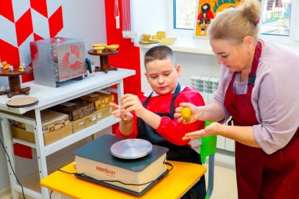 Инклюзивную гончарную мастерскую для детей обустроили в Надымском районе