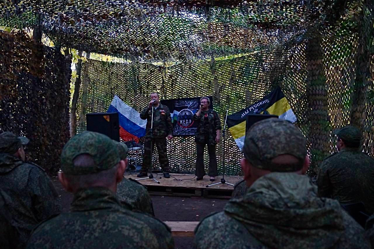 Алексей Романов: Наша ноябрьская вокально-инструментальная группа «Арсенал» вернулась из поездки в зону специальной военной операции, побывали земляки и в Волновахском муниципальном округе Алексей Романов: Наша ноябрьская вокально-инструментальная группа «Арсенал» вернулась из поездки в зону специальной военной операции, побывали земляки и в Волновахском муниципальном округе