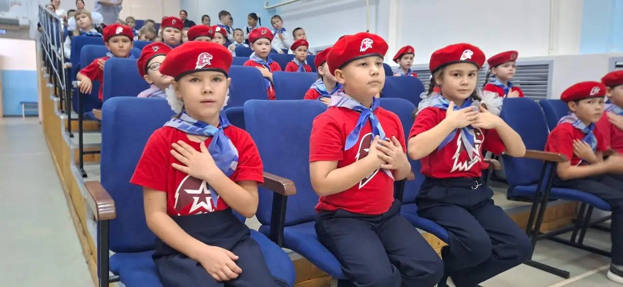 В школах нашего города проходят посвящения в «Орлят России»