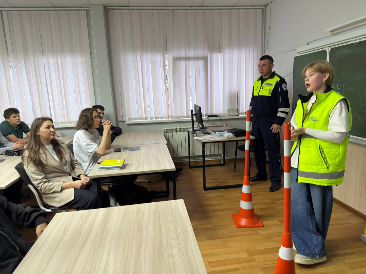 В Губкинском Госавтоинспекция и волонтеры «Ямал в движении» провели урок безопасности для будущих водителей