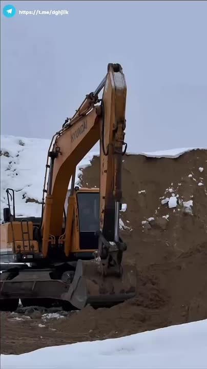 В Новом Уренгое заботятся о безопасном движении: «УГСК» ведёт планомерную работу по уборке снега