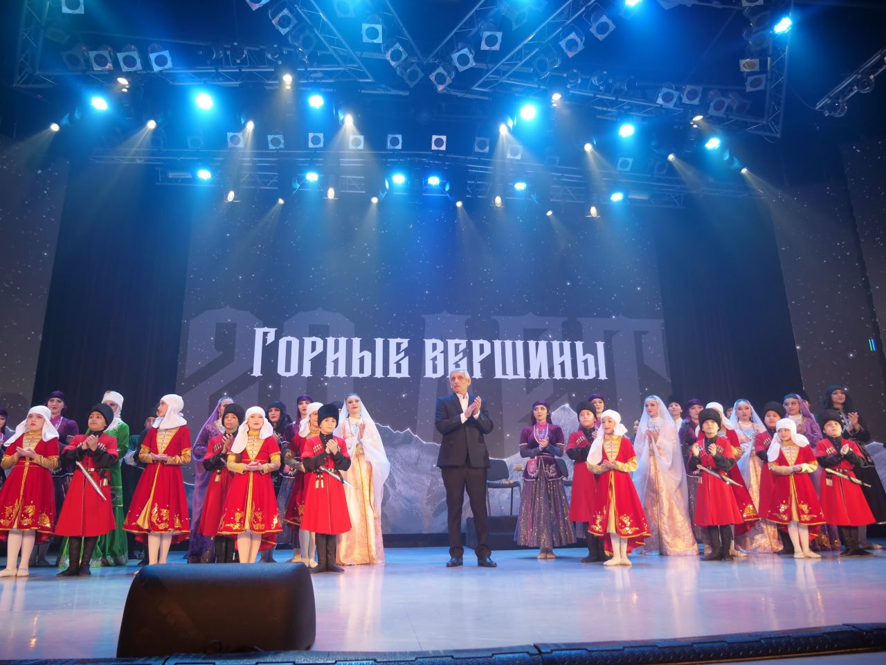 Махмуд Унежев, основатель и руководитель народного ансамбля кавказского танца «Горные вершины», отмечает 65-летний юбилей