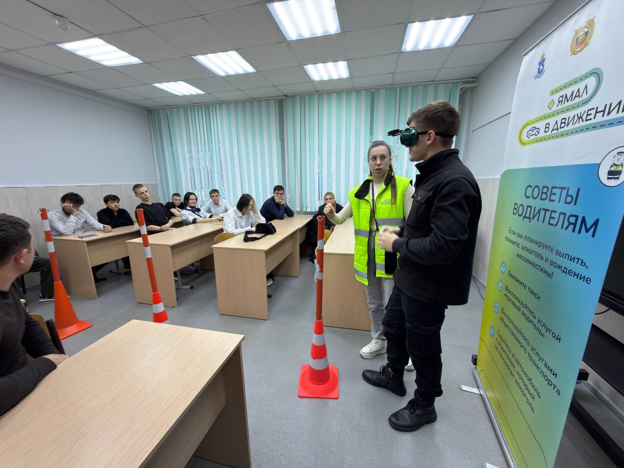 В Губкинском Госавтоинспекция и волонтеры «Ямал в движении» провели урок безопасности для будущих водителей В Губкинском Госавтоинспекция и волонтеры «Ямал в движении» провели урок безопасности для будущих водителей