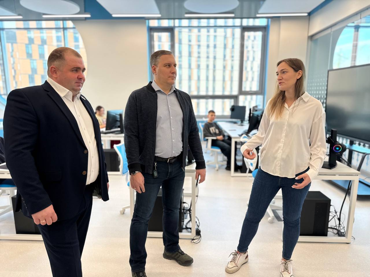 Внутреннее убранство центра продумано до мелочей и создает уникальную атмосферу для погружения в мир высоких технологий