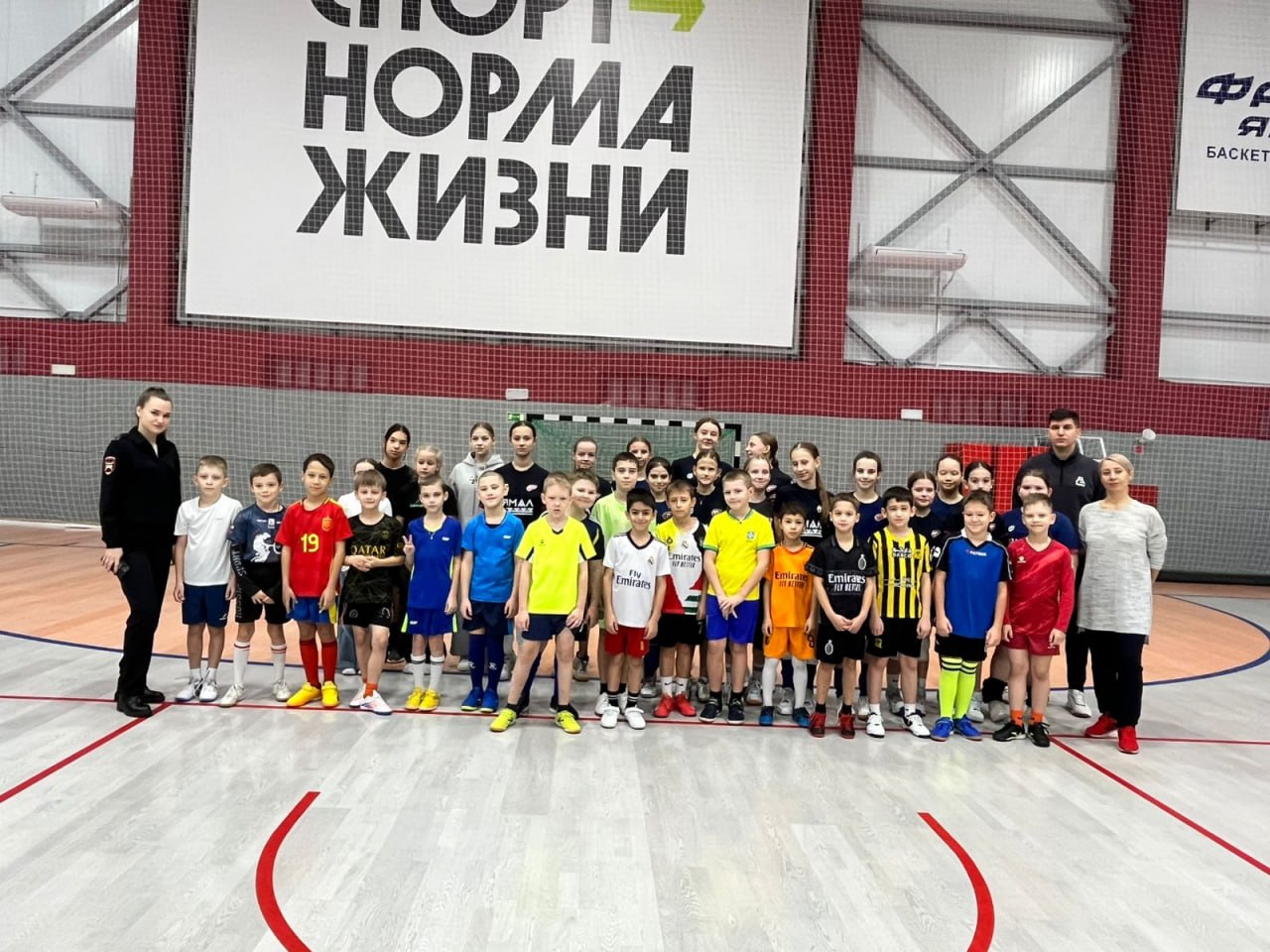 Автоинспекторы Пуровского района провели урок безопасности для юных спортсменов Автоинспекторы Пуровского района провели урок безопасности для юных спортсменов