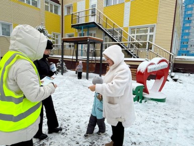 Автоинспекторы Нового Уренгоя и «Родительский патруль» провели акцию по безопасности детей