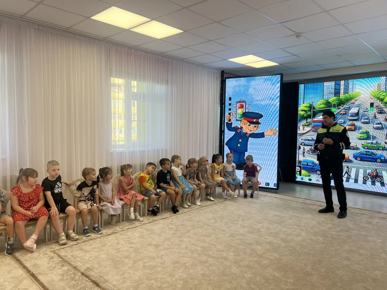 Автоинспекторы города Ноябрьска провели музыкальный флешмоб «Волшебные огоньки» Автоинспекторы города Ноябрьска провели музыкальный флешмоб «Волшебные огоньки»